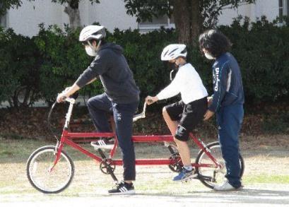 写真：<p><span>タンデム自転車（二人乗り自転車）</span></p>